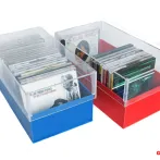 Pudełko na płyty cd pozwala bezpiecznie przechowywać płyty wraz z pudełkami.