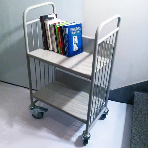 wózek na książki dla bibliotek 12 szary. Na wózku stoją pionowo książki.