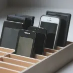 pudełko na komórki i smartfony - drewniane