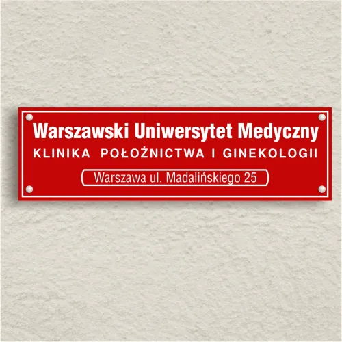 Tablica informacyjna zewnętrzna o nietypowych wymiarach.